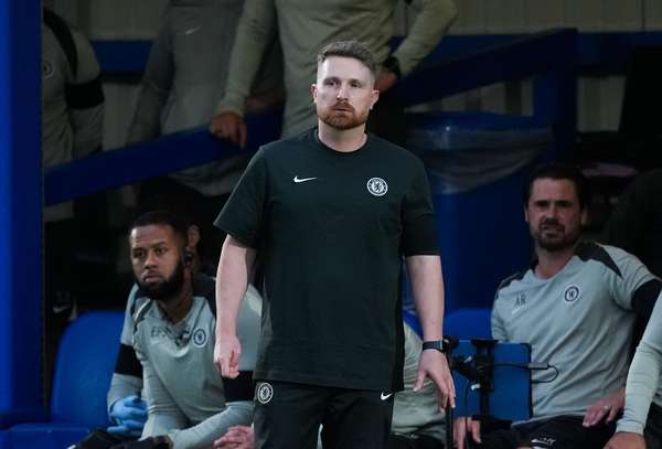 临危受命！麦克法兰度假途中接令 率蓝军硬撼曼城